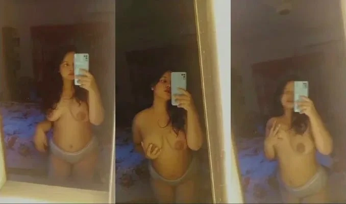 Hot desi girl plays with boobs